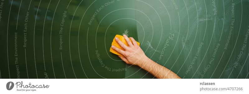 Lehrer Hand Reinigung schmutzig grün Kreidetafel mit Schwamm, Tafel Textur Hintergrund mit Kopie Raum, Banner Größe Holzplatte Radiergummi nass Schule