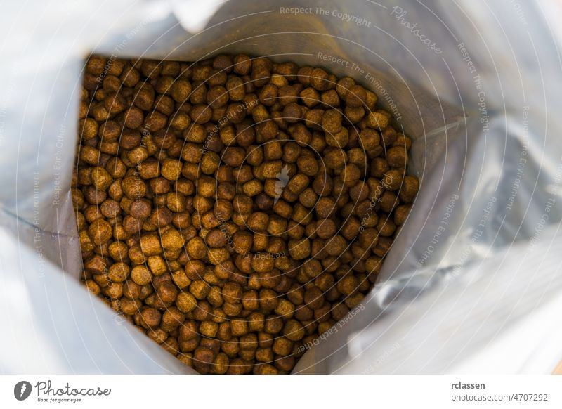 frisches Katzenfutter in der Packung Lebensmittel trocknen Protein Paket Hintergrund offen Speise Tasche Tier Tiernahrung Bambus Frühstück braun Hähnchen Muschi