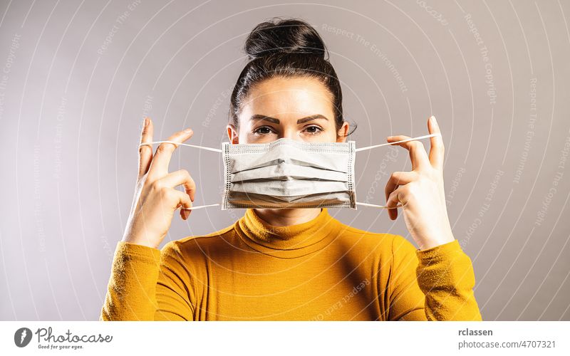 Frau trägt eine Anti-Virus-Schutzmaske, um andere vor einer Corona-COVID-19- und SARS-cov-2-Infektion zu schützen Korona Coronavirus Pandemie Bund 19 covid-19
