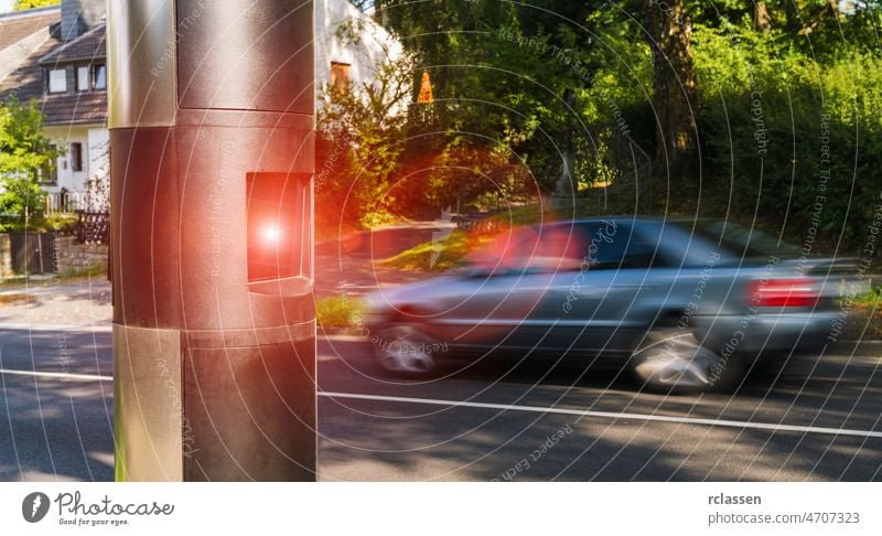 Blitzer auf dem Gehweg in einer deutschen Stadt Geschwindigkeit Fotokamera Falle Kontrolle Radar Radarkamera Geschwindigkeitsbegrenzung blitzer Straße Verkehr