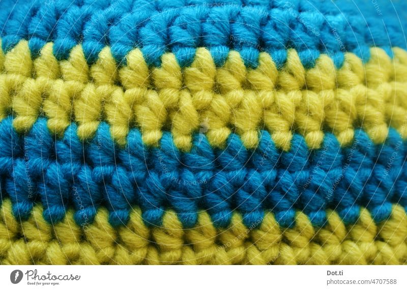 blau gelb gehäkelt Häkelmaschen Wolle Handarbeit Maschen textil selbstgemacht Textil Faser Nahaufnahme Freizeit & Hobby Strukturen & Formen Farbfoto