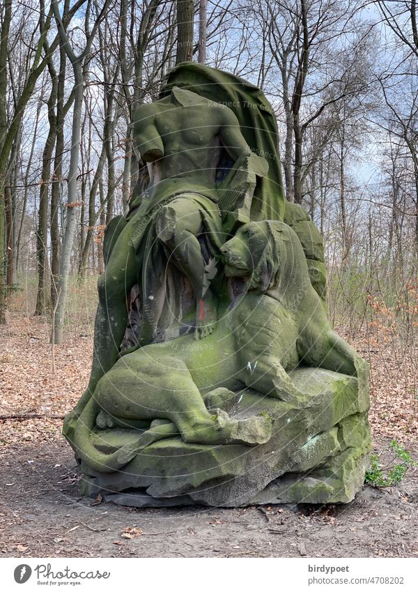 Männliche Statue mit Löwe Antikriegsmonument im Wald Anti-Krieg Monument