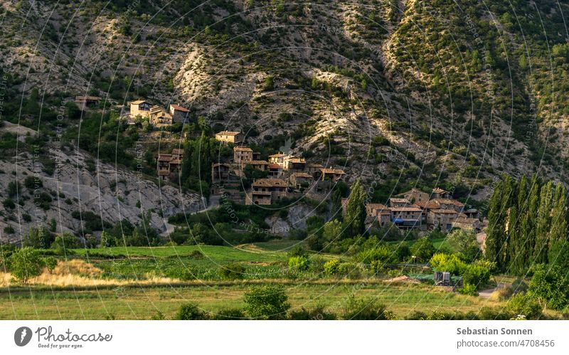 Altes ländliches Bergdorf in den Pyrenäen vor einem Berg zur goldenen Stunde, Cabo, Spanien Landschaft Natur Berge u. Gebirge Dorf katalonien Haus Tal Gebäude
