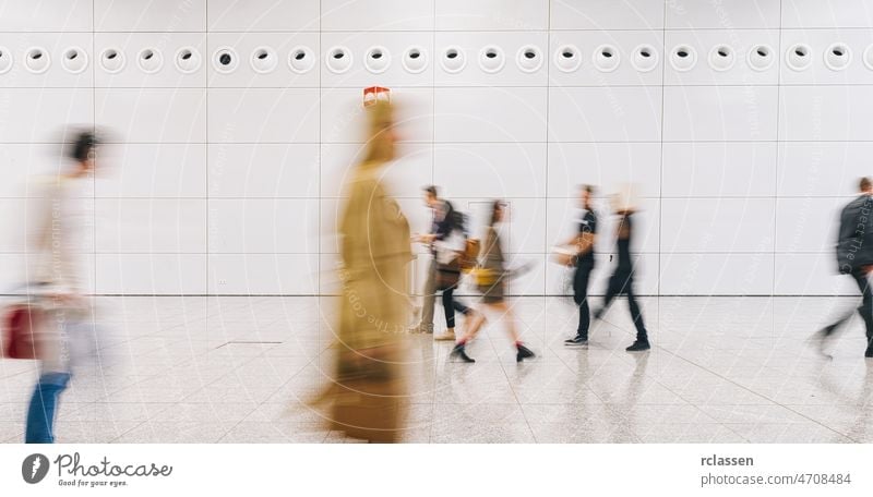 Menschenmenge in einem Einkaufszentrum Menge Straße London laufen Menschengruppe Fußgänger anonym Eile Unschärfe Masse Konzept Deutschland Seminar kaufen