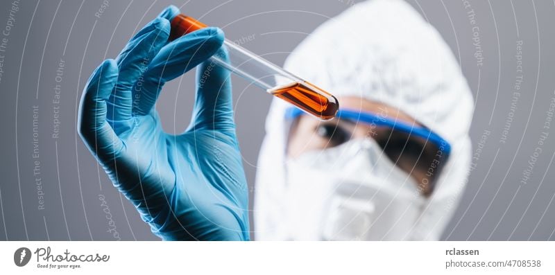 Medizinische Laborantin mit 2019-nCoV-Coronavirus-Blut Reagenzglas. Positive Blutprobe in der Hand eines Wissenschaftlers. Ausbruch des Coronavirus, Bannergröße