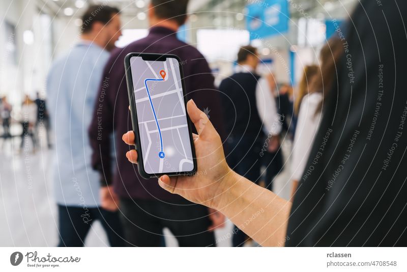 Besucher, der eine GPS-Kartennavigations-App auf dem Smartphone-Bildschirm verwendet, um den Weg zur Zieladresse in der Stadt zu finden, Reise- und Technologiekonzeptbild