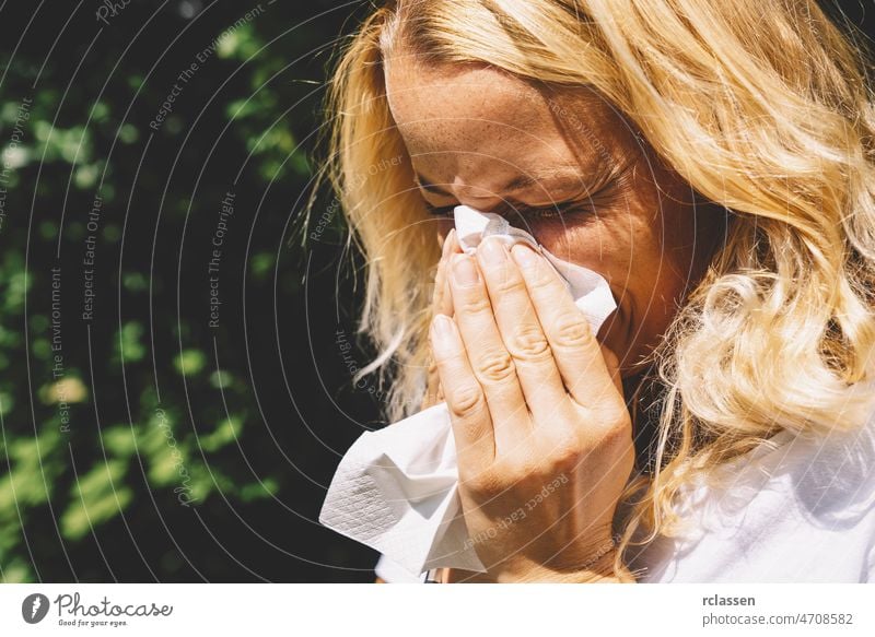 Kranke Frau mit Coronavirus oder Influenza-Coronavirus 2019 - Niesen bei Grippe Korona kalt Virus allergisch Allergie Reinigen Husten Krankheit Blumenstaub