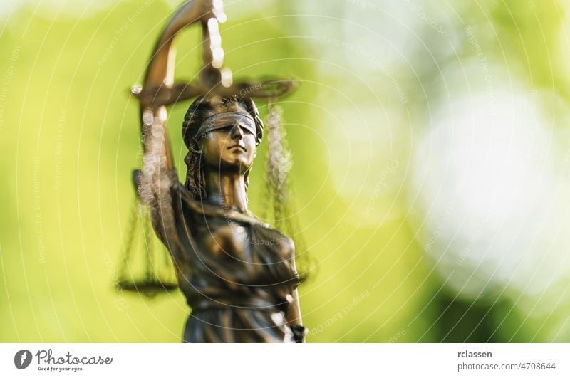 Die Statue der Gerechtigkeit - Lady Justice oder Iustitia / Justitia die römische Göttin der Gerechtigkeit Recht Anwalt Gefängnis Dame legal Skala Konzept