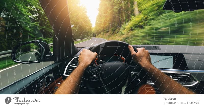 Die Fahrerhaltung Mit Den Händen Auf Lenkrad Herein Auto Auf Hoher  Geschwindigkeit Stockfoto - Bild von armaturenbrett, lang: 137660218