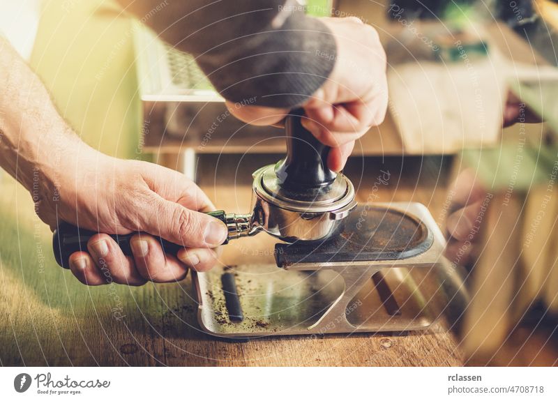 Barista bereitet Espresso in seinem Coffeeshop zu Kaffee frisch Mann Kunst Barmann Getränk Werkstatt altehrwürdig Sucht Erwachsener Barkeeper brauen Business