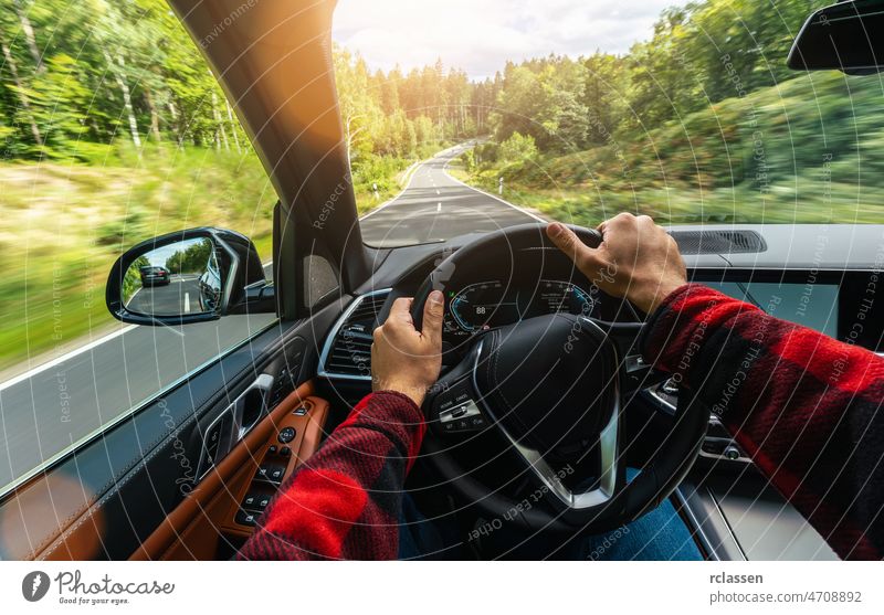 Caption orig.: Um den Einstieg zu erleichtern, lÑsst sich das Lenkrad  abklappen. Die Handbremse ist links neben dem Fahrersitz platziert. FÅr den  Beifahrer gibt es einen Extra-Knopf, mit dem er die Hupe