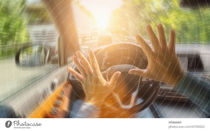 Die Fahrerhaltung Mit Den Händen Auf Lenkrad Herein Auto Auf Hoher  Geschwindigkeit Stockfoto - Bild von armaturenbrett, lang: 137660218