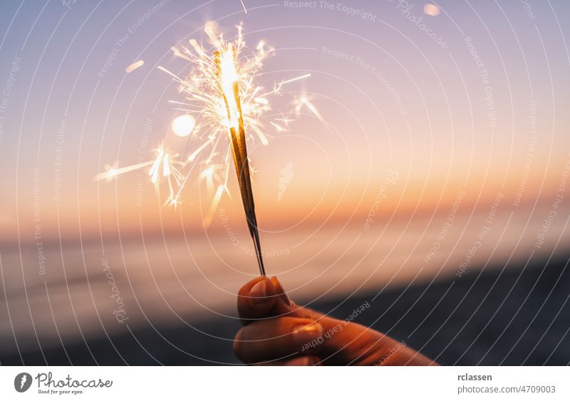 mit Wunderkerzen am Strand Feuerwerk Beteiligung Nacht Mädchen Party Menschen Sommer Frau abstrakt Hintergrund brennend Feier Flamme glühen Funken