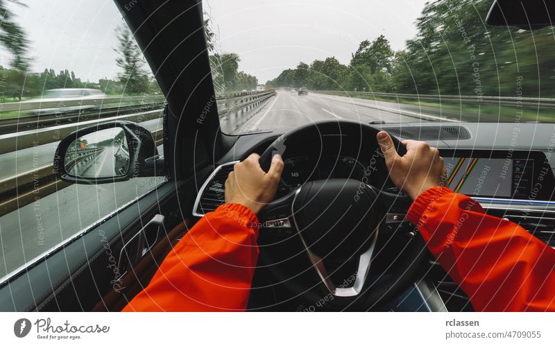Autofahren an einem regnerischen Tag auf einer Autobahn - POV, erste Person Ansicht Schuss Verkehr pov PKW Regen Arbeitsweg Herbst Marmelade Stress Ichform