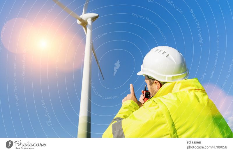 Bauarbeiter inspiziert Windkraftanlage, spricht mit Walkie Talkie Walky Mann Turbine Schutzhelm Windmühle Besichtigung Kraft Mitteilung Gebäude Konstruktion
