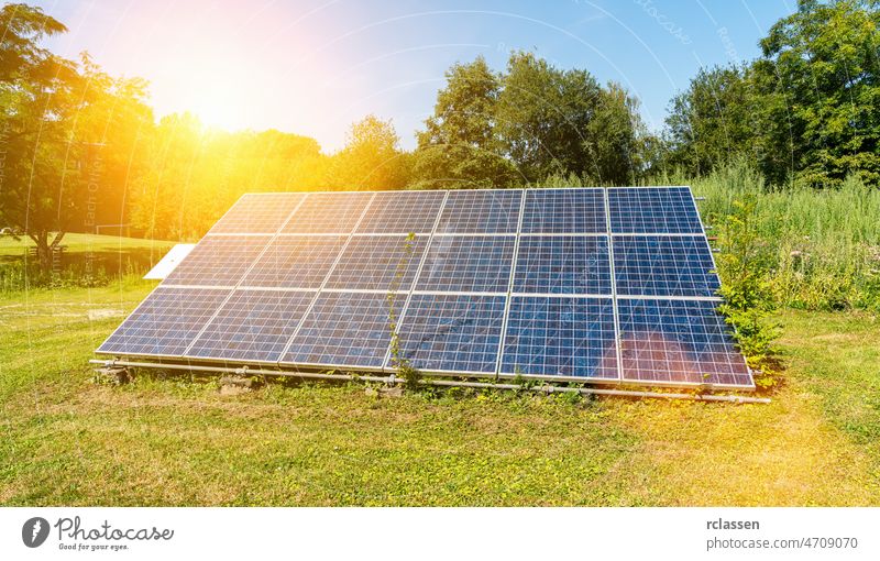 Photovoltaik-Solarstrom-Panel auf einem Feld mit Himmel, grün sauber Alternative Energie-Konzept. solar Sonne Zelle System heimwärts Industrie Erzeuger