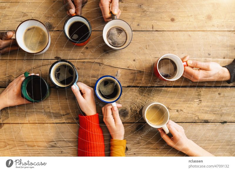 Freunde Gruppe trinken Kaffee und Cappuccino in einer Bar oder einem Restaurant - Menschen Hände jubeln und Toast auf Top-Ansicht Punkt - Frühstück zusammen Konzept mit weißen und schwarzen Männern und Frauen