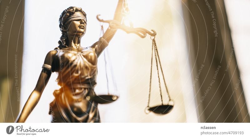 Die Statue der Gerechtigkeit - Lady Justice oder Iustitia / Justitia die römische Göttin der Gerechtigkeit Anwalt Justiz u. Gerichte Recht Rechtsstreit Konzept