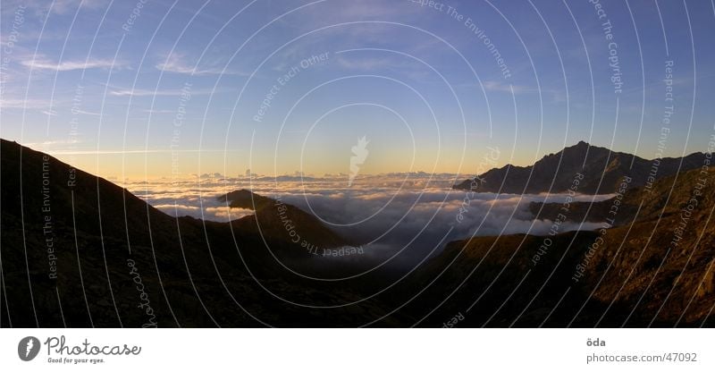 korsische Aussicht #1 Panorama (Aussicht) Horizont Wolken Sonnenaufgang Dämmerung Nebel Berge u. Gebirge groß Panorama (Bildformat)