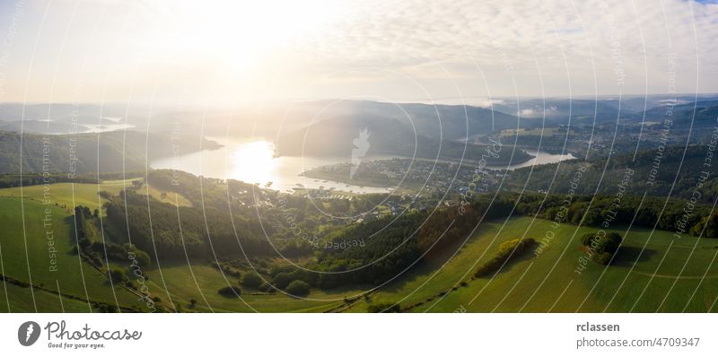 Rursee bei Sonnenaufgang, Eifel Deutschland rursee Antenne blau Dröhnen grün Sonnenuntergang Nationalpark Natur außerhalb Panorama Sonnenlicht Stausee Wolken