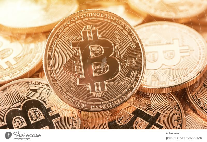 Foto Goldene Bitcoins schürfen (virtuelles Geld) bitcoin gold Krypto Meissel Geldmünzen Business Symbol Konzept Zeichen Netz Metall Wechseln Internet Wirtschaft