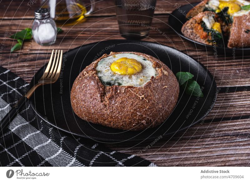Leckeres Brot mit Ei im Restaurant Füllung Speise Mahlzeit dienen Lebensmittel Gastronomie kulinarisch Küche Licht Geschirr schmackhaft Kalorie Geschmack Tisch