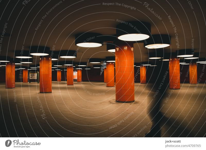 Unterführung in Orange retro Architektur Fliesen u. Kacheln Säule Beleuchtung Strukturen & Formen Bewegungsunschärfe Schatten Wege & Pfade orange unterirdisch