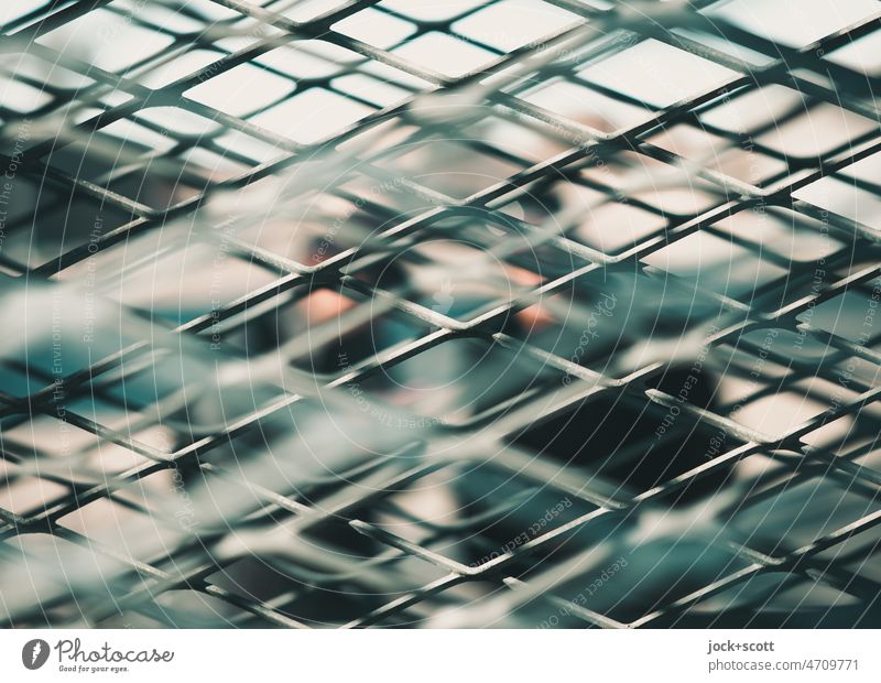 Gestalten hinter Metallgittern Gitter Strukturen & Formen abstrakt Detailaufnahme Silhouette Netzwerk eckig viele Reaktionen u. Effekte Hintergrund kreuzend