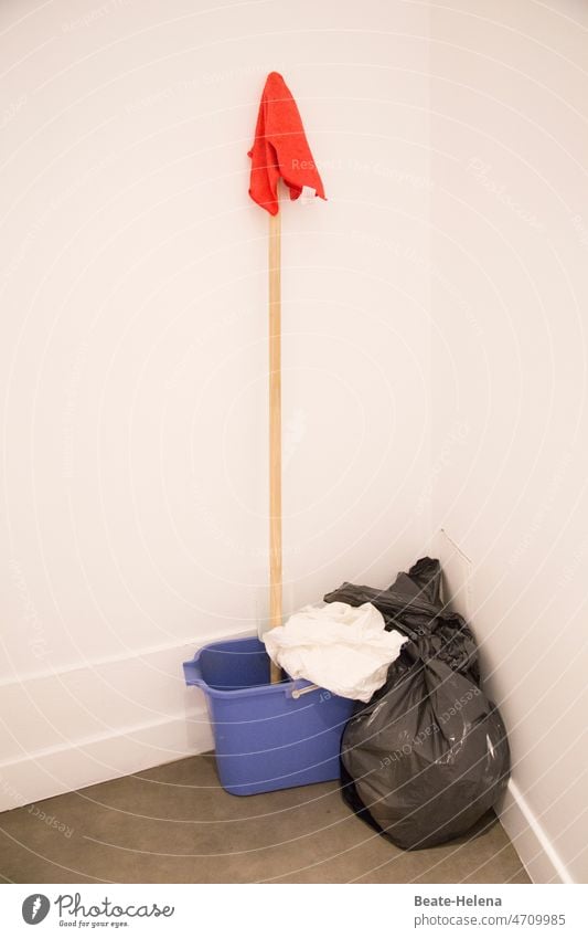 Nach dem Frühjahrsputz Frühling Sauberkeit Eimer Lappen Putztuch Putztag Müll Mülltüte rot blau Reinigen Ordnung Reinlichkeit Haushalt Schrubber