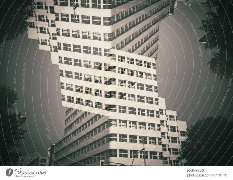 Neue Sachlichkeit im Doppelpack Shell-Haus Fassade Architektur Stil Wolkenloser Himmel Surrealismus Doppelbelichtung Reaktionen u. Effekte Experiment abstrakt