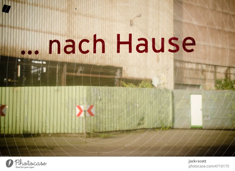 faltig … nach Hause Wort Typographie Schilder & Markierungen Industrie Hintergrund neutral Zeit Architektur lost places Deutsch trist Ausblick Gebäude