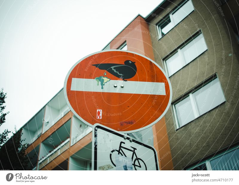 öde Fassade, dreckige Verkehrsschilder und der Vogelschiss Tristesse Straßenkunst Durchfahrt verboten Verkehrszeichen Verbotsschild anders Kreativität