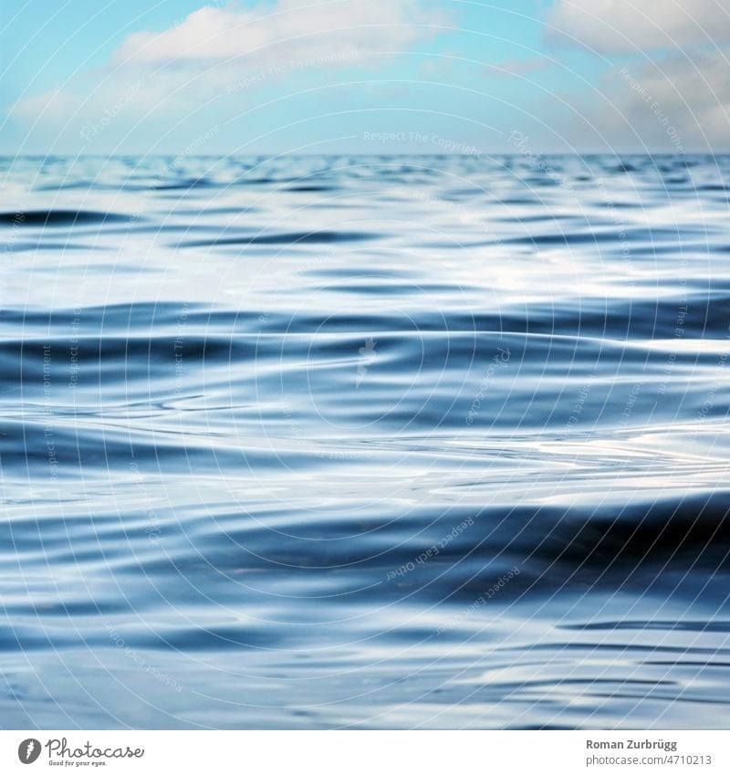Sanfte Wellen auf dem See Wasseroberfläche Oberfläche Element Textur Hintergrund liquide Himmel rein sauber Natur Muster Meer Stille Ruhe beruhigend Meditation