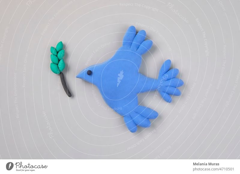 Friedenstaube mit Olivenzweig, abstrakte Vogelfigur, Konzept des Friedens und der Versöhnung. friedensstiftend Sinnbild Tier Hintergrund blau Ast Feier Almosen
