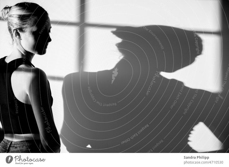 Junge Frau und ihr Schatten in Schwarzweiss Licht & Schatten Kontrast Sonnenlicht Schattenspiel Silhouette Strukturen & Formen abstrakt Mädchen Wand