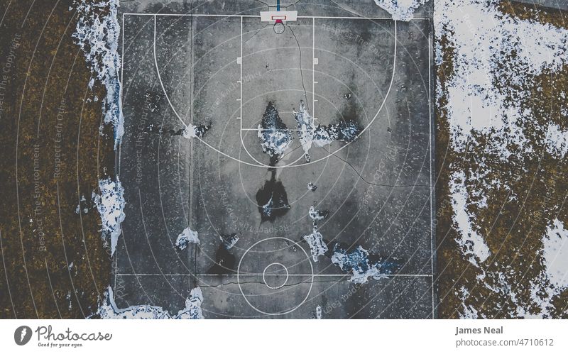 Schneebedeckter Park mit Basketballplatz Frühling Ruhe Exkursion Frost Freizeitaktivitäten altmodisch kalte Temperatur ruhige Umgebung Vereinigte Staaten Feld