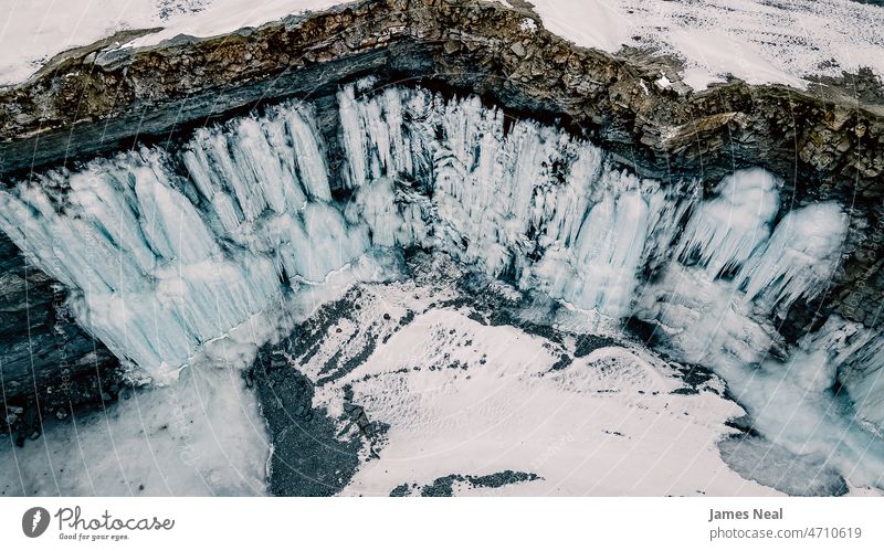 Der Schnee schmilzt und gefriert an den Felswänden und bildet wunderschöne Wasserfallformationen stehendes Wasser Felsen Ruhe Mine Natur Frost Mineral Gletscher