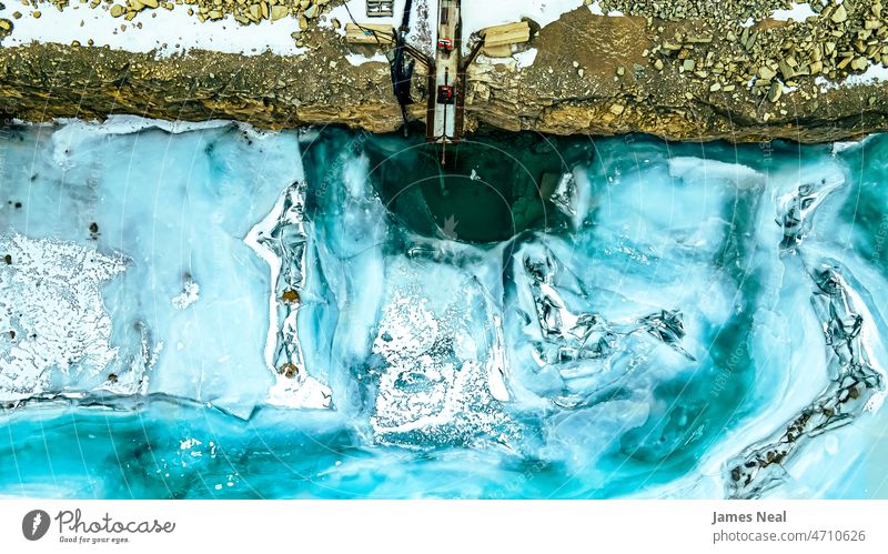 Türkisfarbenes gefrorenes Wasser im Steinbruch stehendes Wasser Felsen Lebendige Farbe Ruhe Natur Frost Schönheit Gletscher Schnee majestätisch Bergbau Geologie