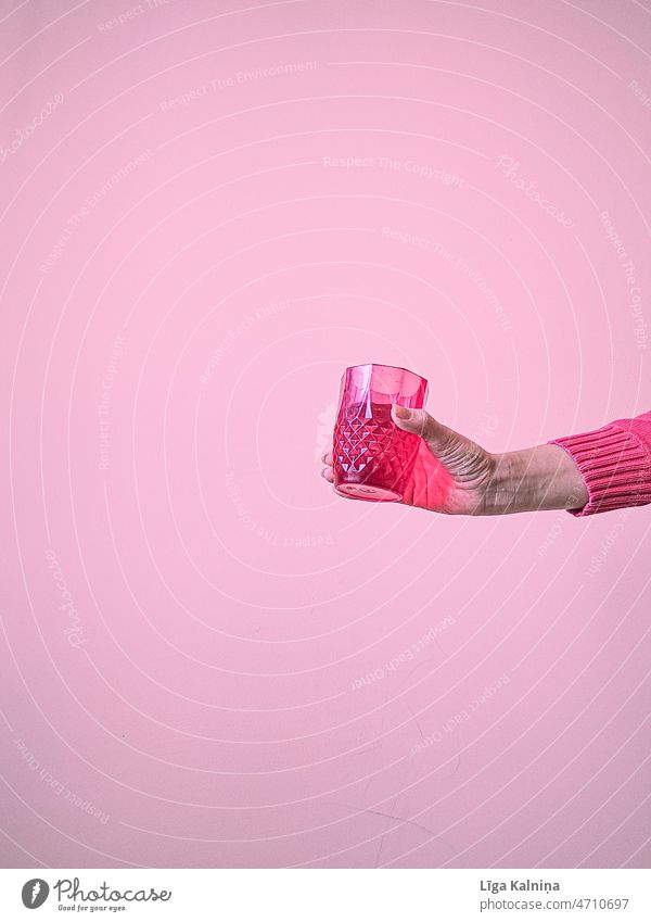 Monochromes rosa Minimalfoto mit Hand, die einen rosa Plastikbecher hält sehr wenige Textfreiraum Entwurf hellrosa minimalistisch Minimalismus Halt Beteiligung
