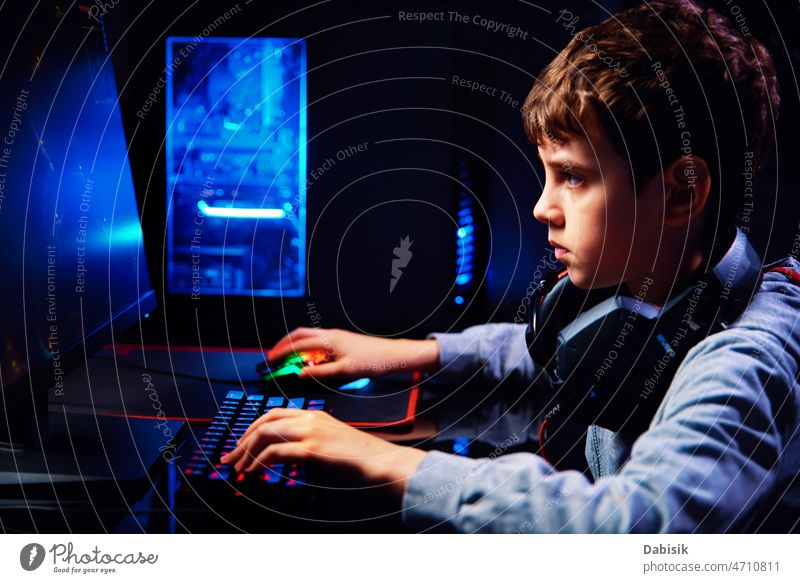 Junge spielt Computerspiel zu Hause, Spielsucht Spieler Arbeitsplatz Sucht Keyboard virtuell Entertainment online cybersport Gerät spielen Spielen Luftschlange