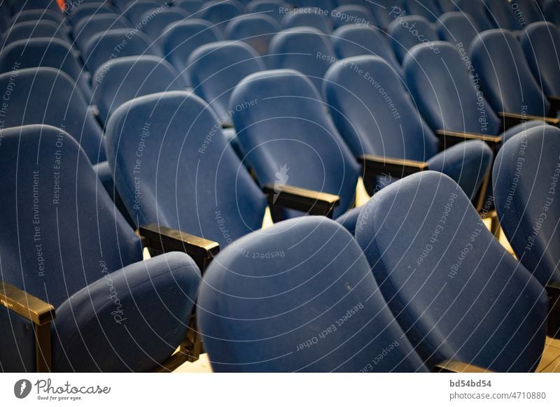 Die Sitze sind blau. Details der Innenausstattung. Stühle im Kino. Stuhl Innenbereich Premiere Publikum Aula bequem Entertainment Filmmaterial Saal