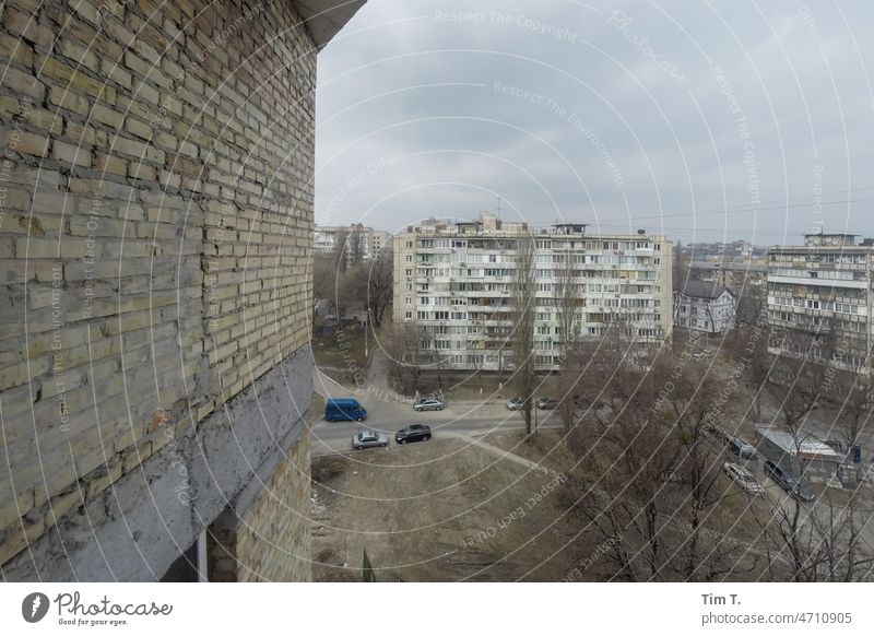 Blick aus einer Ruine auf alte sozialistische Plattenbauten in Kiev kiev Ukraine Architektur Hochhaus Fenster Haus Stadt Fassade Gebäude Außenaufnahme