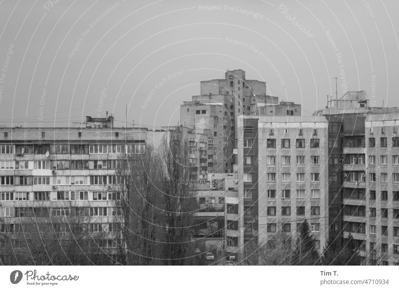 Blick auf Plattenbauten in Kiew Ukraine s/w bnw plattenbau Schwarzweißfoto Tag Außenaufnahme Stadt Gebäude Fenster SCHWARZ-WEIß