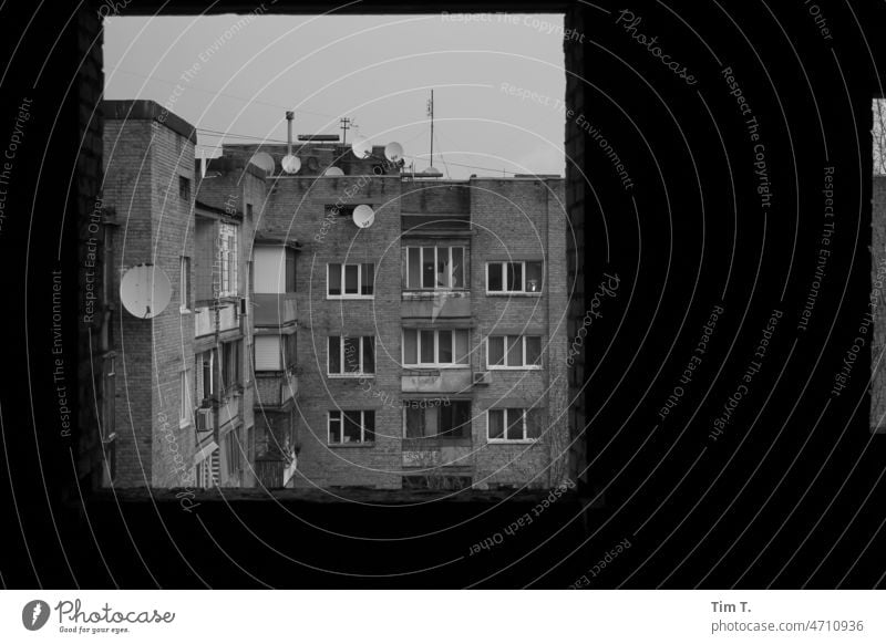 Blick aus einem Fenster in Kiew auf andere Häuser mit Satellitenschüssel Ukraine s/w fenster Schwarzweißfoto SCHWARZ-WEIß Architektur Einsamkeit Außenaufnahme