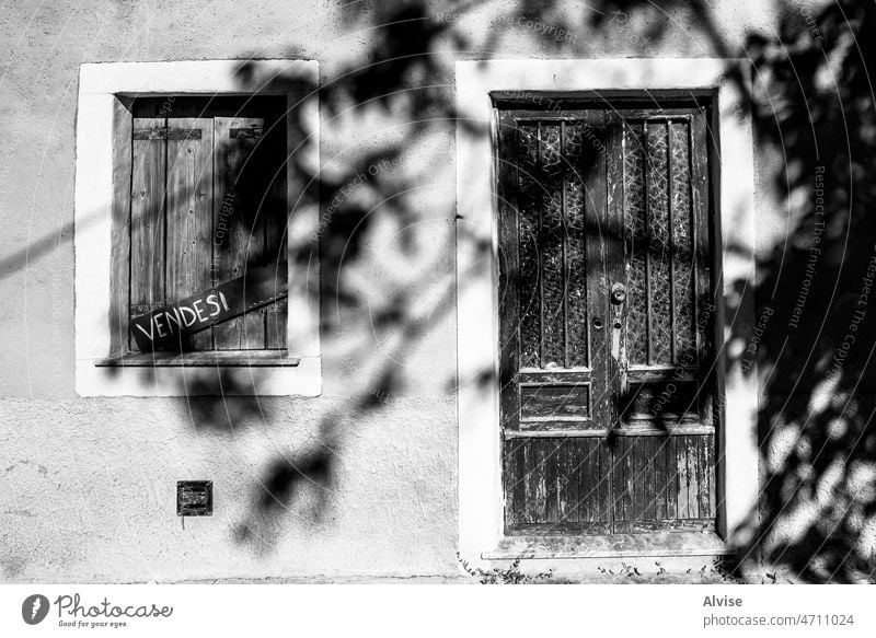 2021 10 16 Soave dunkle Tür alt Gebäude Holz altehrwürdig heimwärts hölzern Haus Fenster Wand Architektur Land Hintergrund rostig Antiquität gealtert rustikal