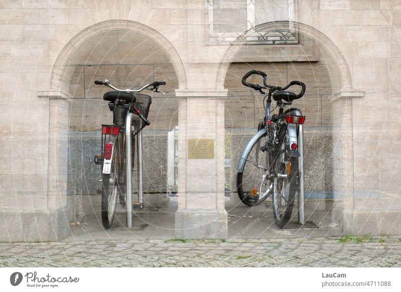 Stilvolle Doppelgarage durch Mehrfachbelichtung Fahrräder Fahrradständer Räder Radständer Radfahren Bögen Tore zwei Doppelbelichtung parken Fahrradfahren