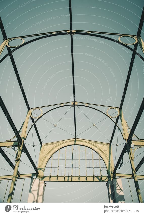 Skelettstruktur einer Hammelauktionshalle Konstruktion Prenzlauer Berg Kulturdenkmal Streben Kontrast Sonnenlicht Strukturen & Formen Architektur Symmetrie
