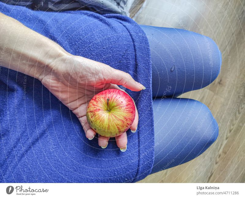 Hohe Winkel Ansicht der Frau hält Apfel in der Hand Frucht Lebensmittel Ernährung Vegetarische Ernährung frisch Bioprodukte Farbfoto Gesundheit Diät lecker rot