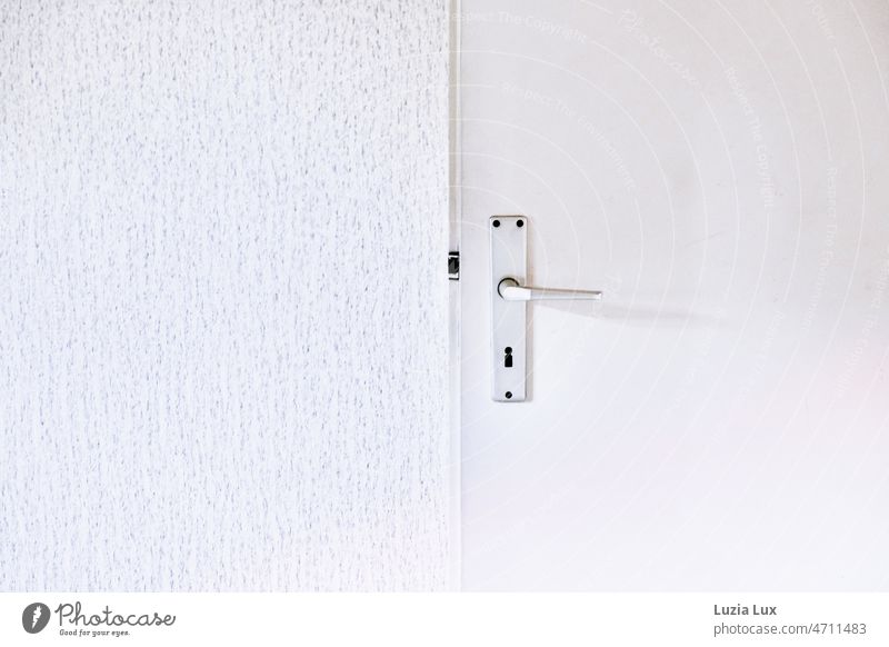 Eine geöffnete weiße Tür, dahinter Strukturtapete. Türblatt Türklinke alt Detailaufnahme Tapete Eingang Zimmertür Holz lackiert streng Form zuhause