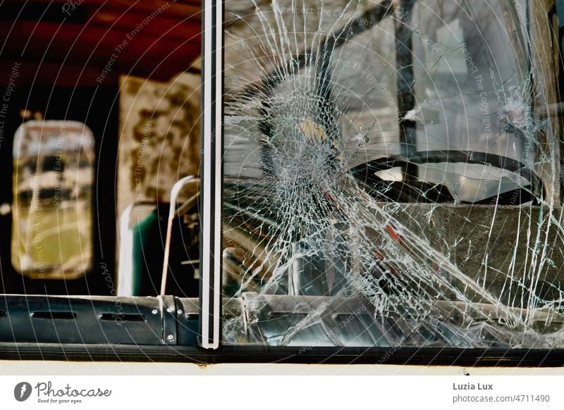 Am Straßenrand geparkt: ein alter Bus mit zersplitterter Frontscheibe. übrig verlassen zurückgelassen stehen gelassen kaputt Splitter Glas Gewalt Zerstörung